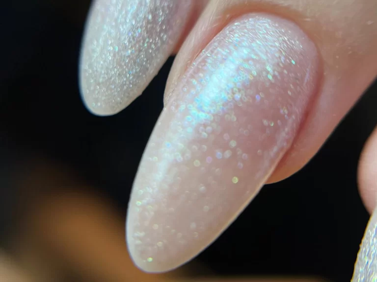 Jel Tırnak Uygulaması – Doğal ve Işıltılı Görünüm